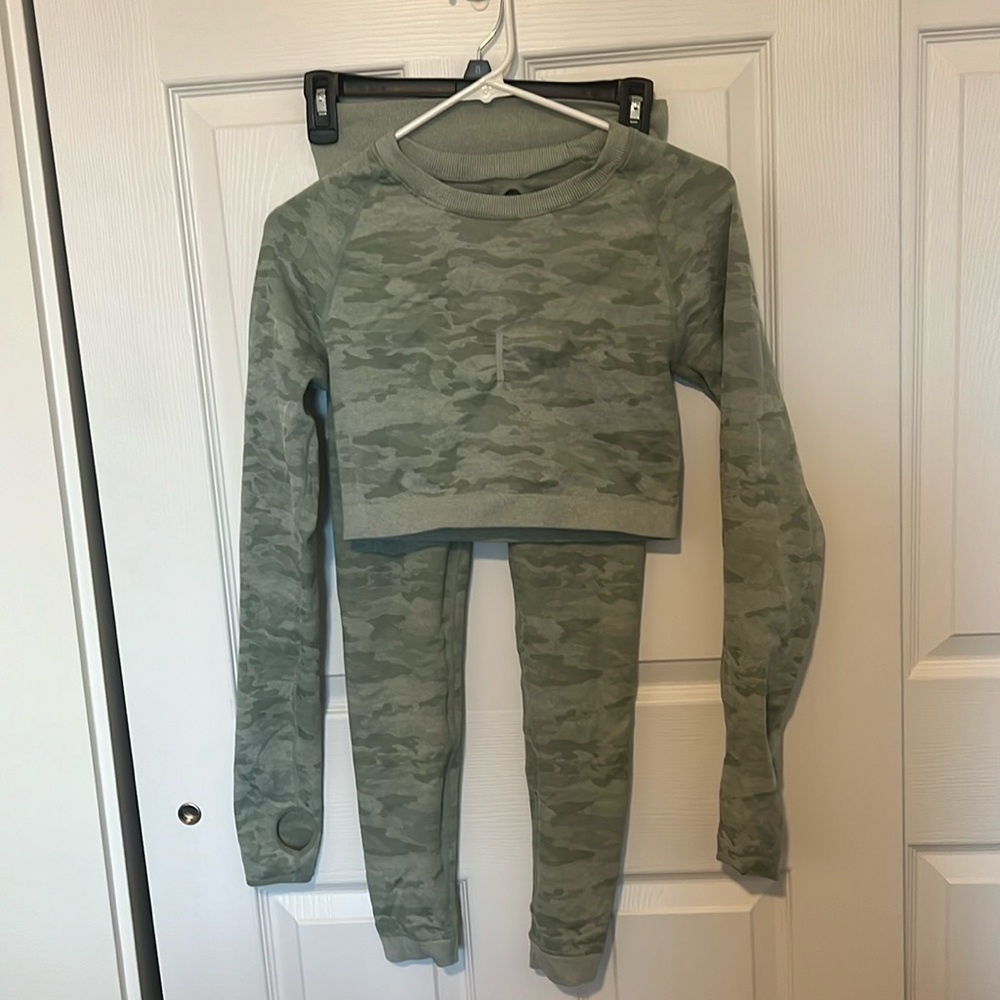 Way way cute set right here!! green camouflage sweatsuit for small bodies
